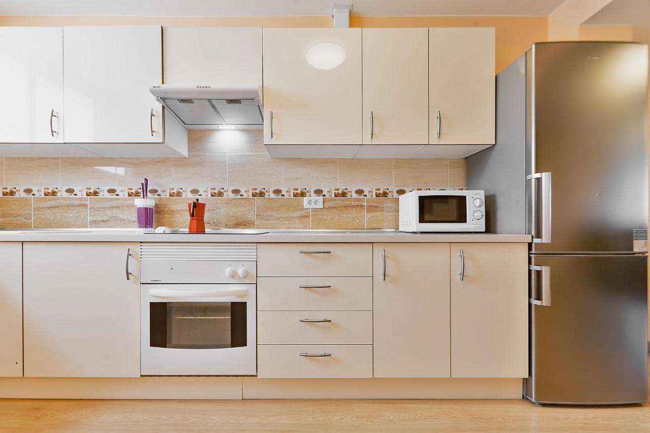 Yellow 3 Bedroom Large Apartment For 10 Guests 아데제 외부 사진