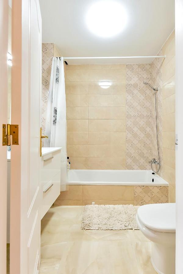 Yellow 3 Bedroom Large Apartment For 10 Guests 아데제 외부 사진